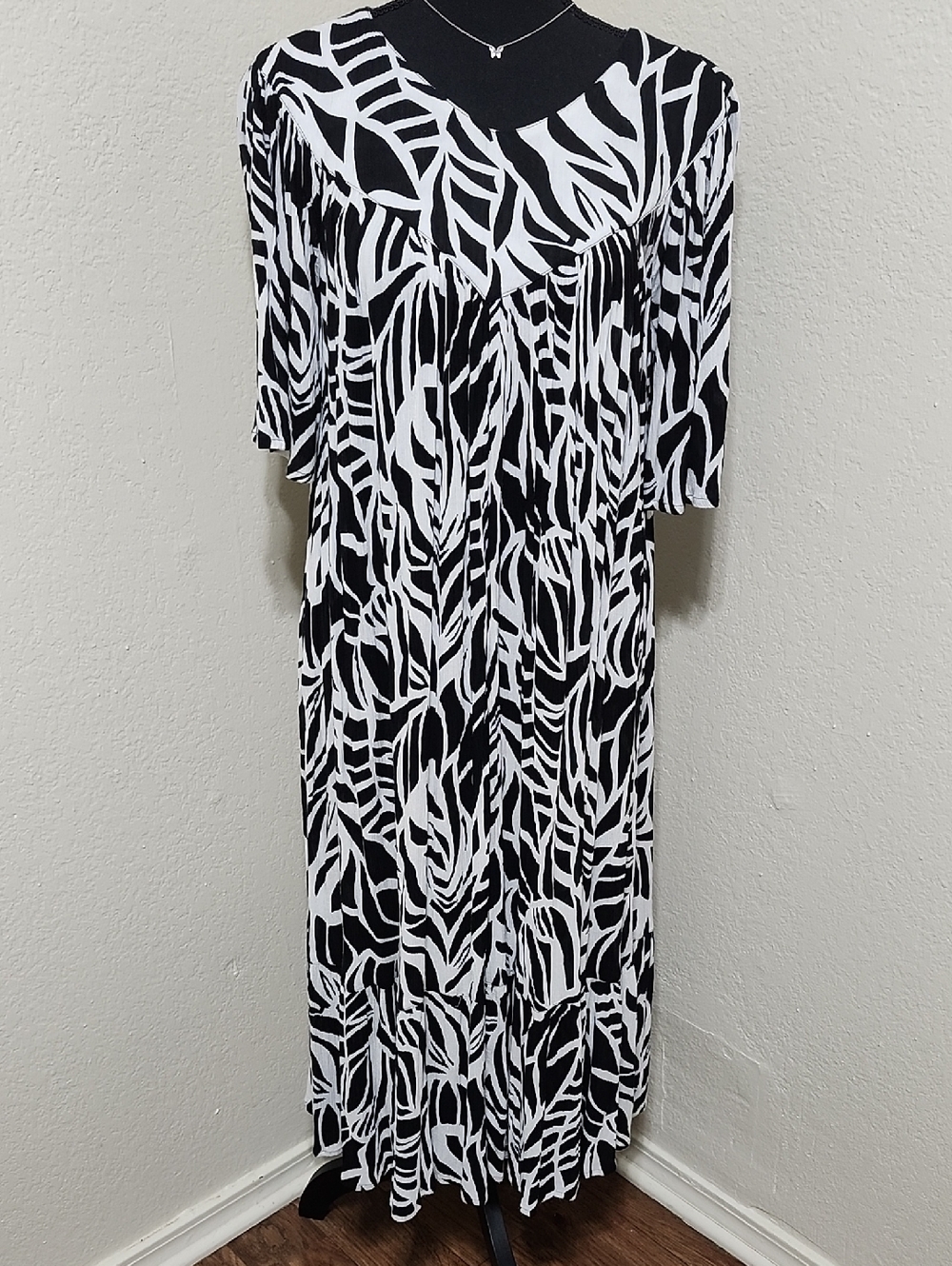 Go Softly Patio Crinkle Midi Dress Black White Leaf Print Size S Pockets EUC